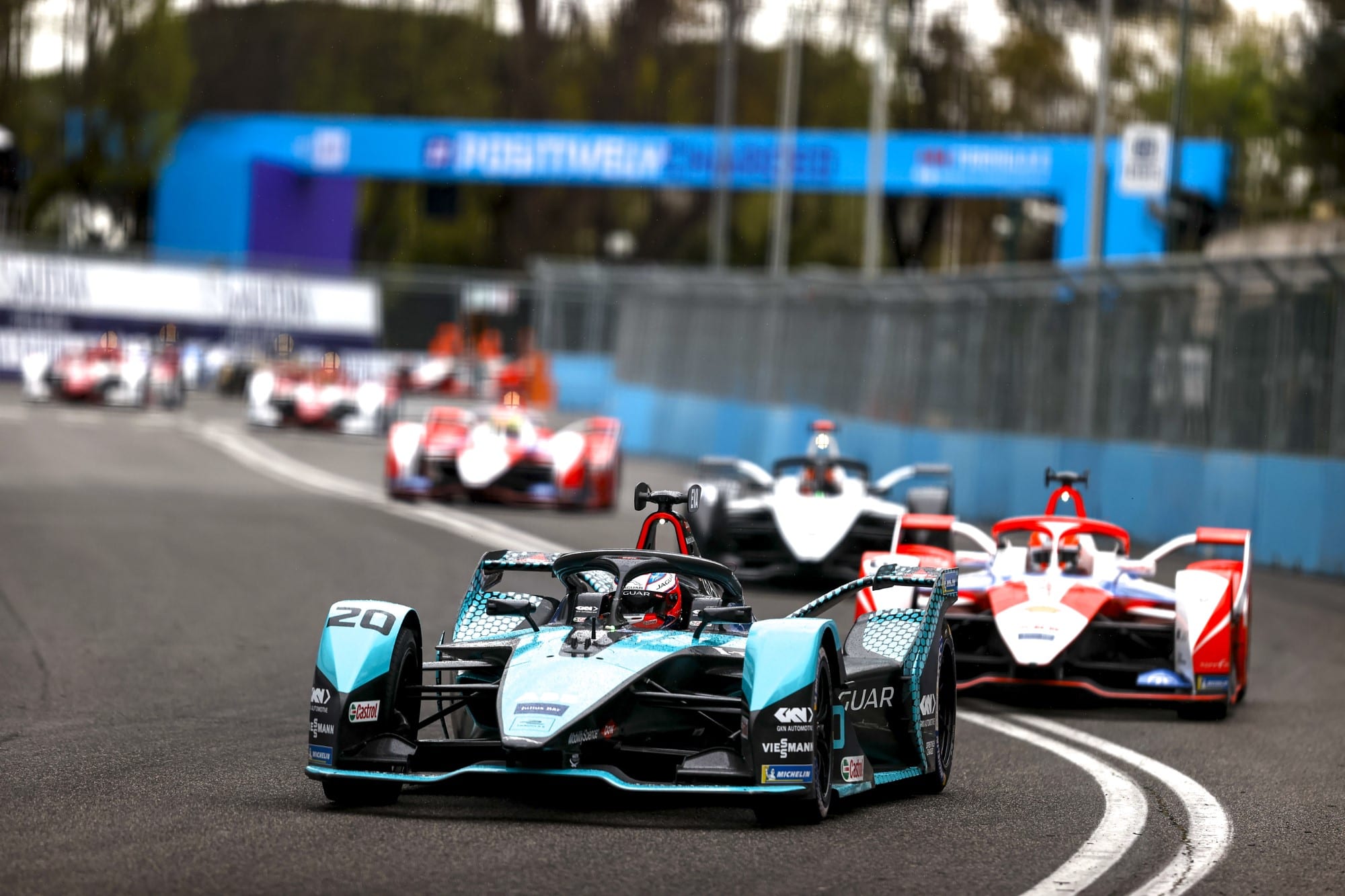 Galeria: veja as imagens deste sábado da Fórmula E em Roma Mitch Evans (Jaguar) e Alex Lynn (Mahindra) - ePrix de Roma - Fórmula E 2021