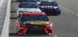 Nascar: Truex “dá o bote” em Hamlin e vence em Martinsville