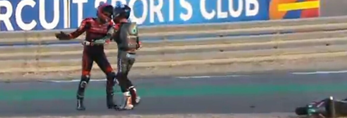 Piloto da Moto3 é punido e se desculpa após ter agredido rival por acidente
