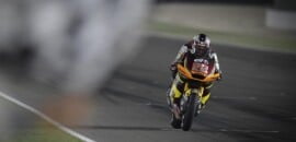 Lowes resiste pressão de Gardner e vence segunda seguida na Moto2