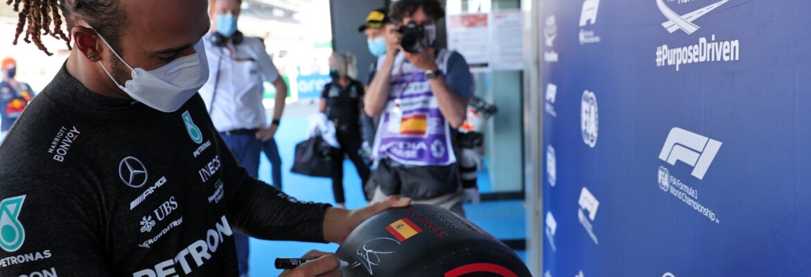 Hamilton diz nunca ter ficado com troféu Pirelli de pole-position da F1: “Preciso achá-los”