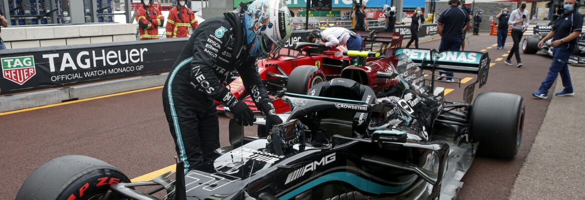 Roda do carro de Bottas finalmente foi removida pela Mercedes F1 Roda do carro de Bottas finalmente foi removida pela Mercedes F1