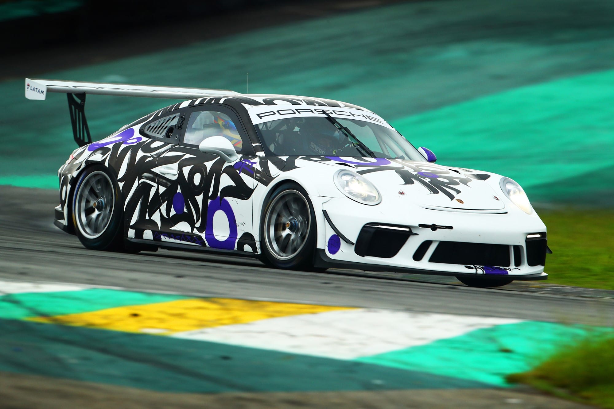 Live painting de Rafael Sanchez Filadelfio com as letras da marca Oakberry que será a base do layout do Porsche de Frangulis em 2021