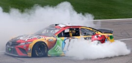 Nascar: Kyle Busch toma a liderança no fim e vence no Kansas