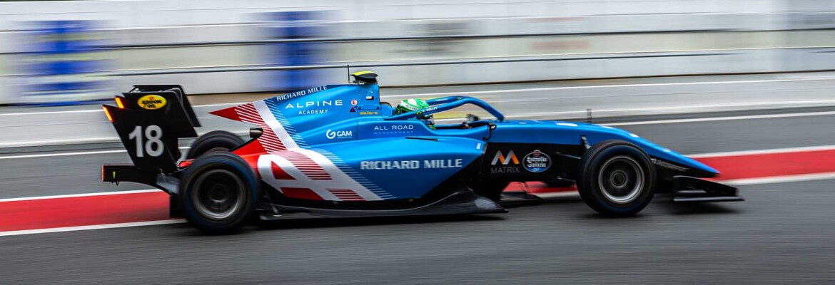 Caio Collet larga em terceiro na corrida 1 em Barcelona neste sábado