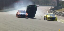 Vídeo: Di Mauro sofre acidente assustador na corrida 2 da Stock Car em Interlagos