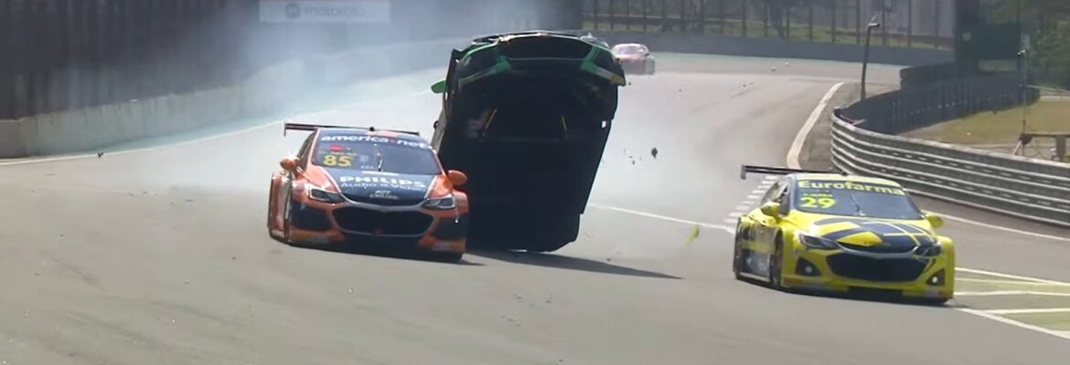 Vídeo: Di Mauro sofre acidente assustador na corrida 2 da Stock Car em Interlagos