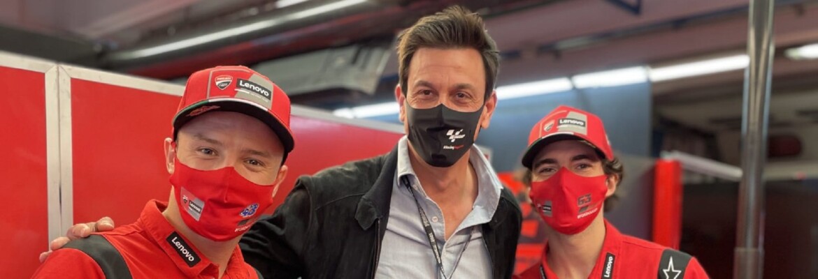 Vídeo: Chefe da Mercedes na F1 vai assistir corrida da MotoGP da Itália