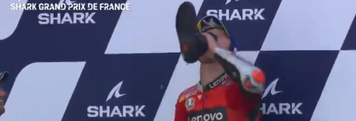 Vídeo: Miller faz shoey para comemorar vitória no GP da França da MotoGP