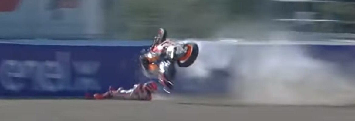 Vídeo: Marc Márquez sai andando após grande acidente em Jerez