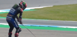 Vídeo: Quartararo comemora vitória em Assen com tacada de golfe. Mas erra bola