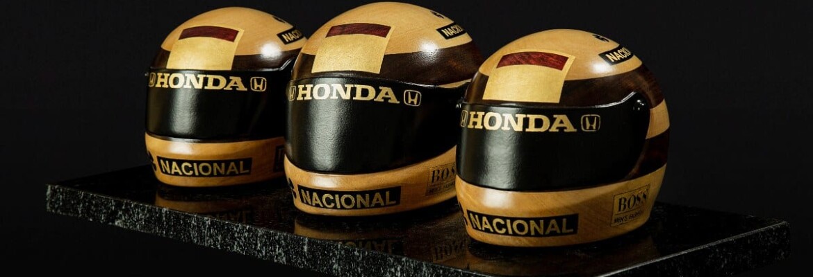 Capacetes do tricampeonato de Ayrton Senna são lembrados em obra de arte