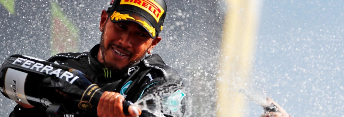 Hamilton rejeita crítica de Verstappen sobre comemoração da vitória na F1 em Silverstone