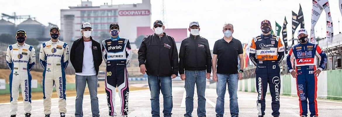 Stock Car reúne 35 títulos de campeão em uma só foto em Cascavel