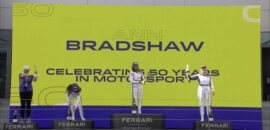 Foto: W Series homenageia Ann Bradshaw em pódio por 50 anos no automobilismo