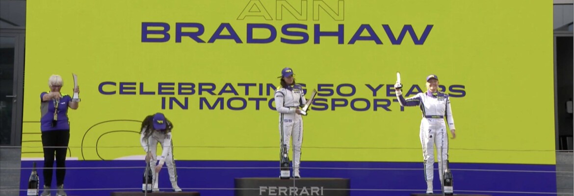 Foto: W Series homenageia Ann Bradshaw em pódio por 50 anos no automobilismo