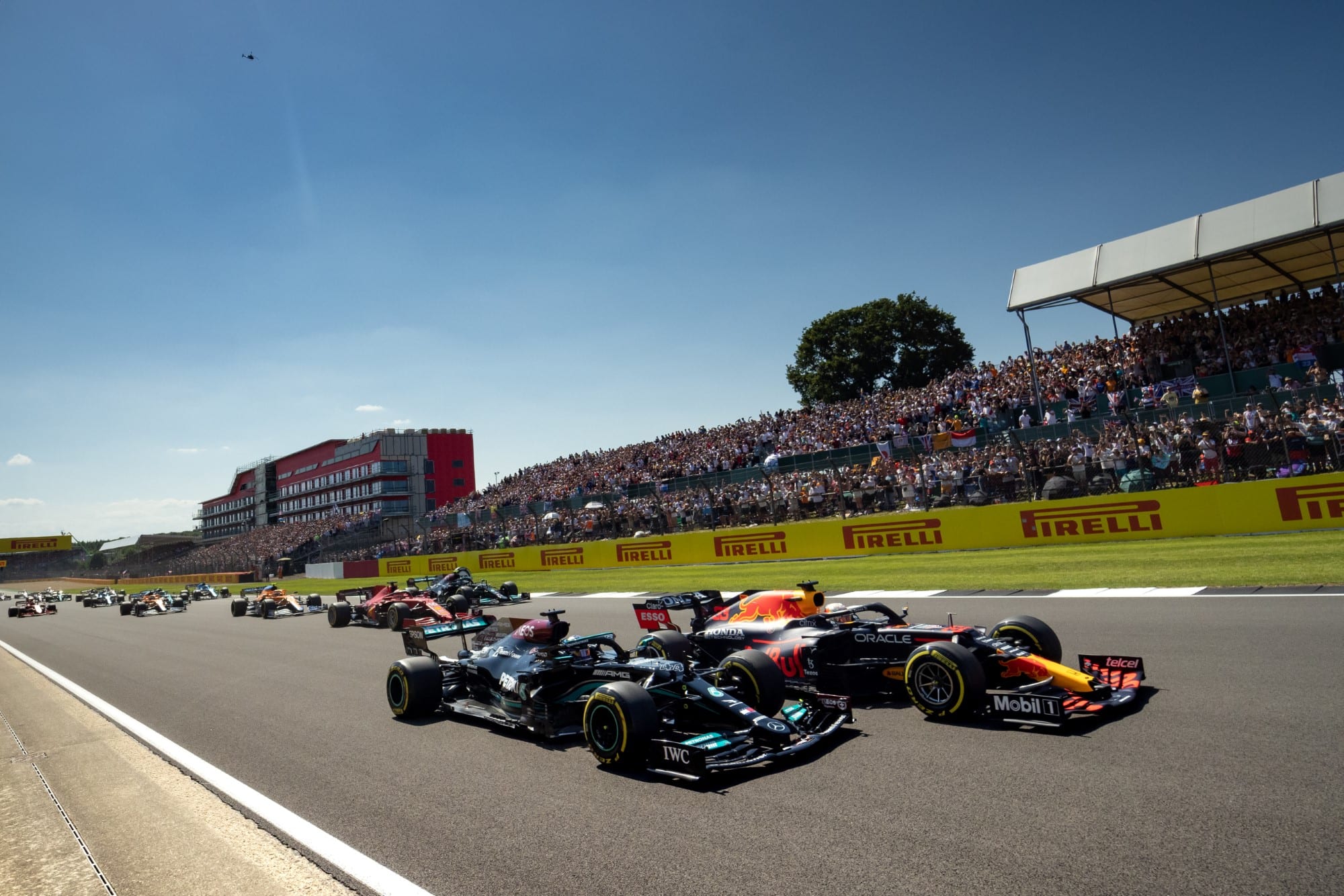 Galeria: as imagens da vitória de Hamilton no GP da Inglaterra de F1 Max Verstappen e Lewis Hamilton - Largada - GP da Inglaterra F1 2021