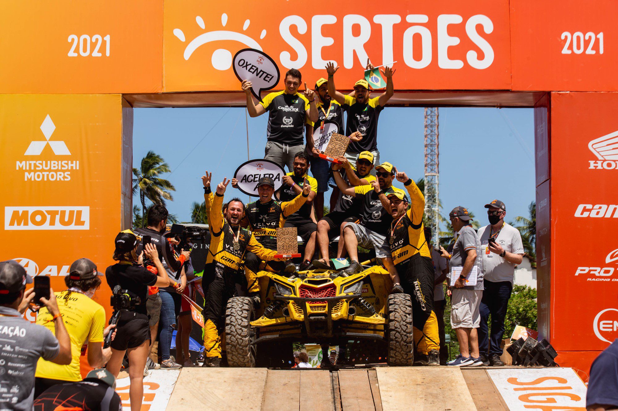 Rally dos Sertões 2021 consagra tetra, bi e dois estrangeiros Rally dos Sertões 2021 - A dupla Denísio Casarini e Ivo Meyer comemora o segundo título do Sertões