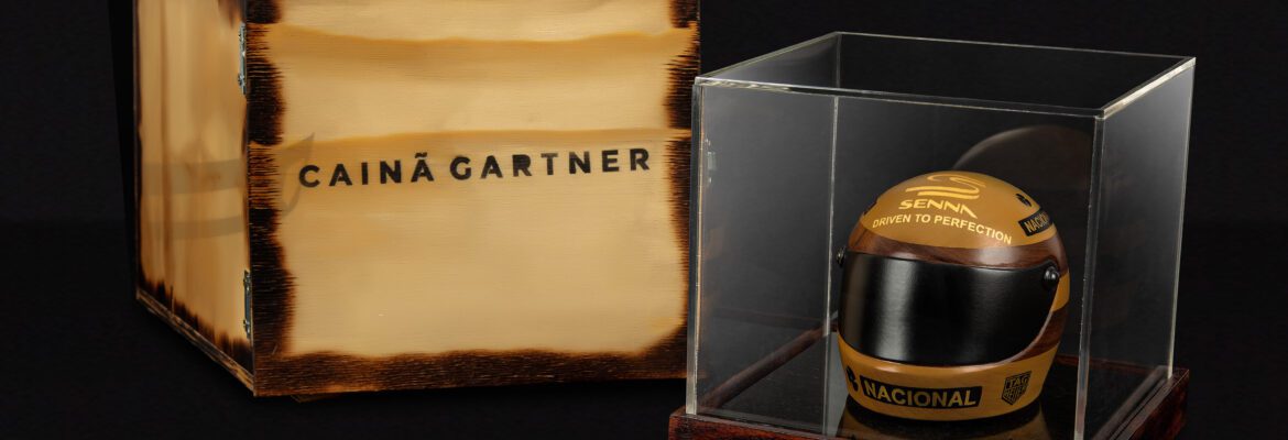 Artista lança capacete de Senna esculpido em madeira