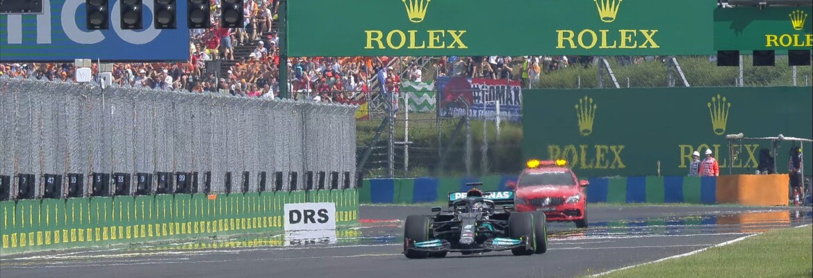 Foto: Hamilton larga sozinho no grid em reinício do GP da Hungria da F1