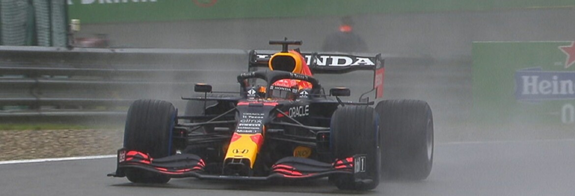 Verstappen vence GP da Bélgica atrás de safety-car por forte chuva. Russell é 2º