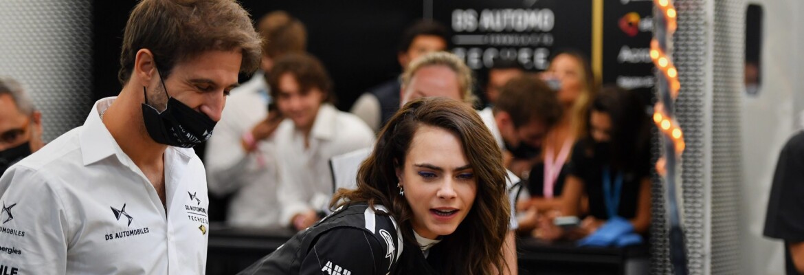 Modelo Cara Delevingne fala em “experiência incrível” ao pilotar carro da Fórmula E
