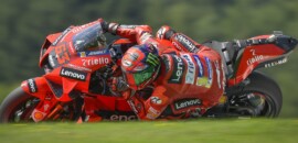 Bagnaia celebra segundo lugar após passar 8 pilotos na última volta na Áustria