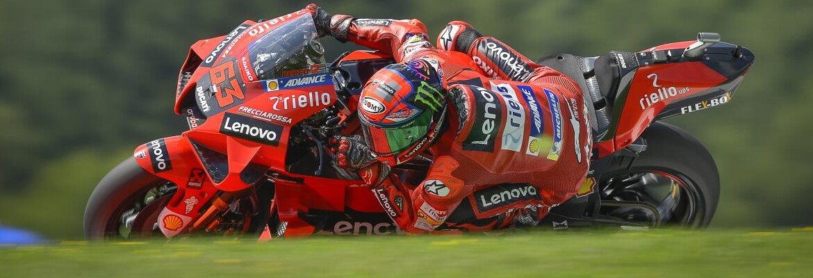 Bagnaia celebra segundo lugar após passar 8 pilotos na última volta na Áustria