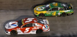 Larson bate Harvick em batalha no final e vence etapa de Bristol da Nascar