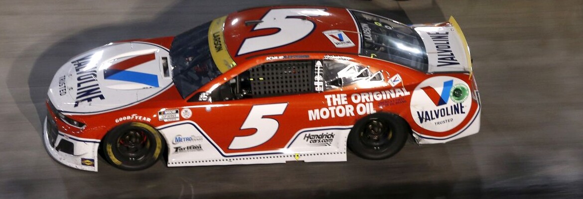 Larson bate Harvick em batalha no final e vence etapa de Bristol da Nascar