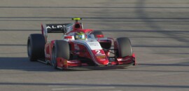 Piastri acerta volta no final e fatura pole da F2 na Rússia