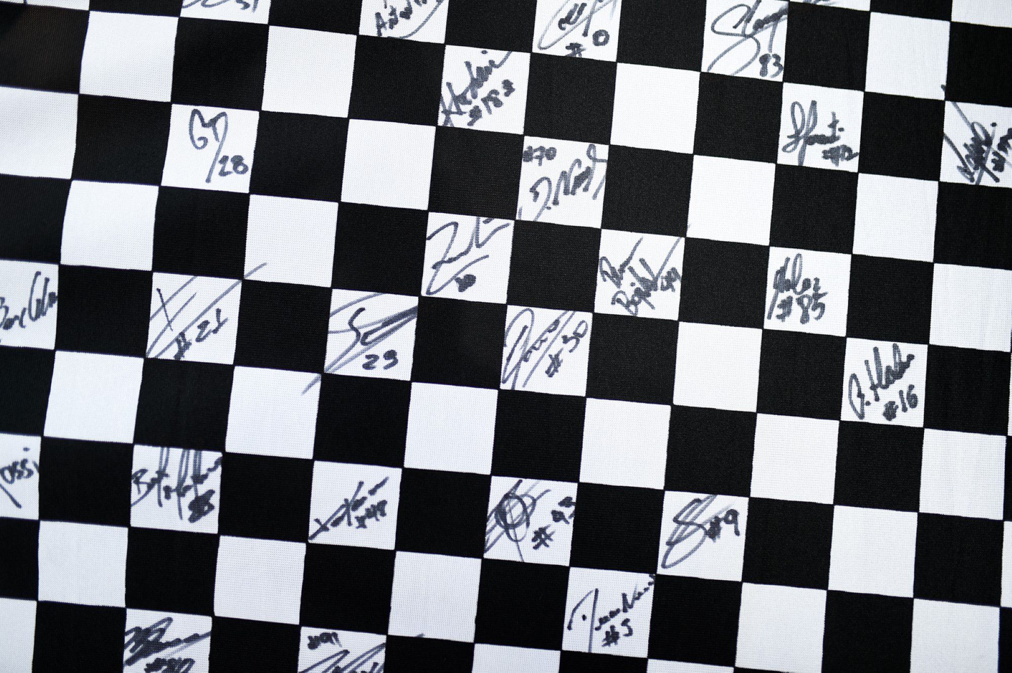 Fãs disputam em leilão itens históricos e raridades da Stock Car Detalhe da bandeira autografada usada nas corridas de Goiânia