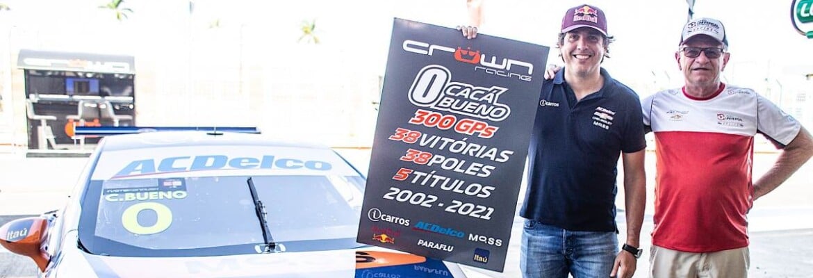 Cacá Bueno recebe homenagem de Ingo Hoffmann pelos 300 Grandes Prêmios na Stock Car