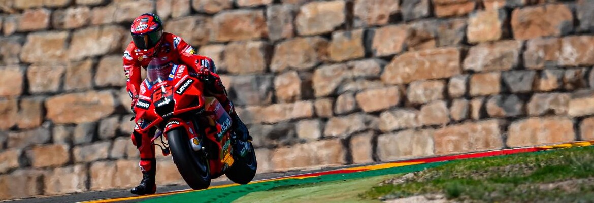Bagnaia resiste a pressão implacável de Márquez e vence 1ª na MotoGP em Aragão