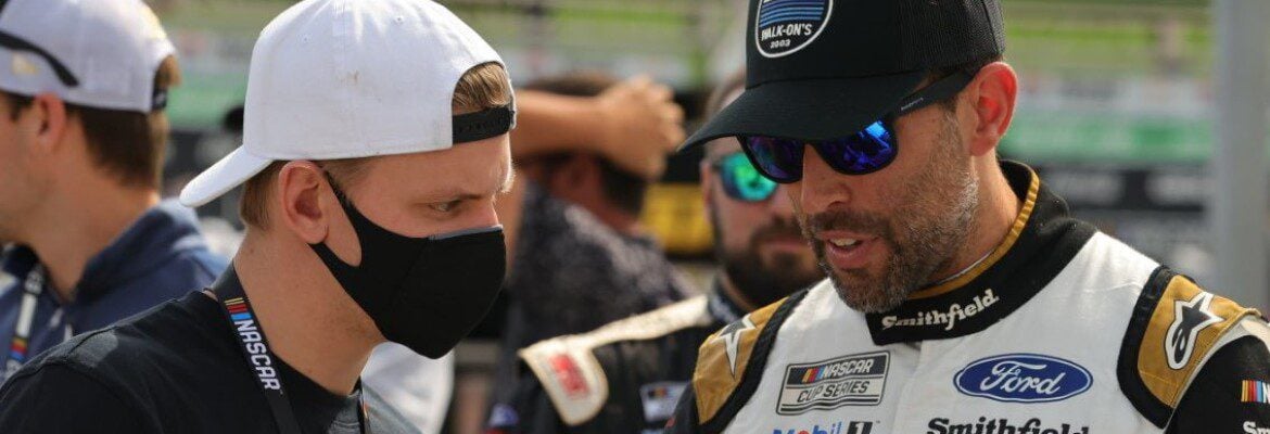 VÍDEO: Schumacher marca presença e assiste corrida da Nascar no Texas