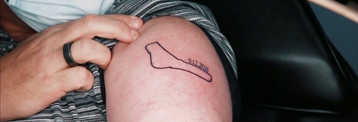 Foto: Brown faz tatuagem em homenagem à vitória de Ricciardo no GP da Itália da F1