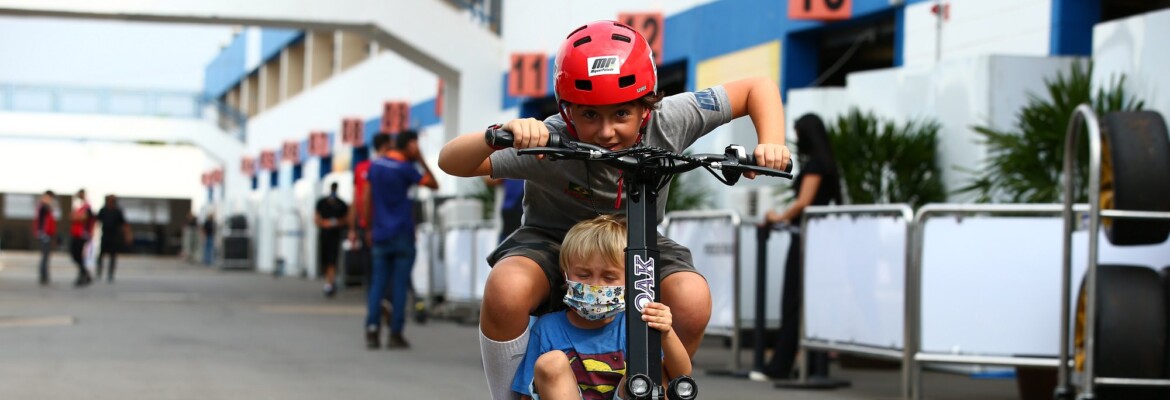 Seguindo passos dos pais: filhos acompanham pilotos da Porsche Cup em corridas