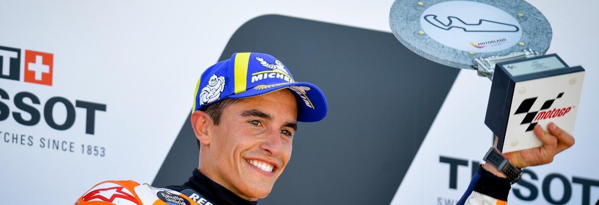 Márquez dá troféu de 2º em Aragão a família de piloto de 14 anos morto em acidente