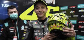 Valentino Rossi homenageia fãs italianos em capacete especial para último GP na Itália