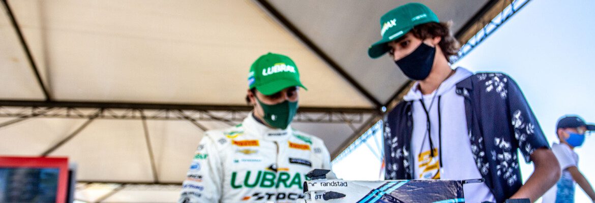 Felipe Massa autografa miniatura de papelão da Williams de 2017