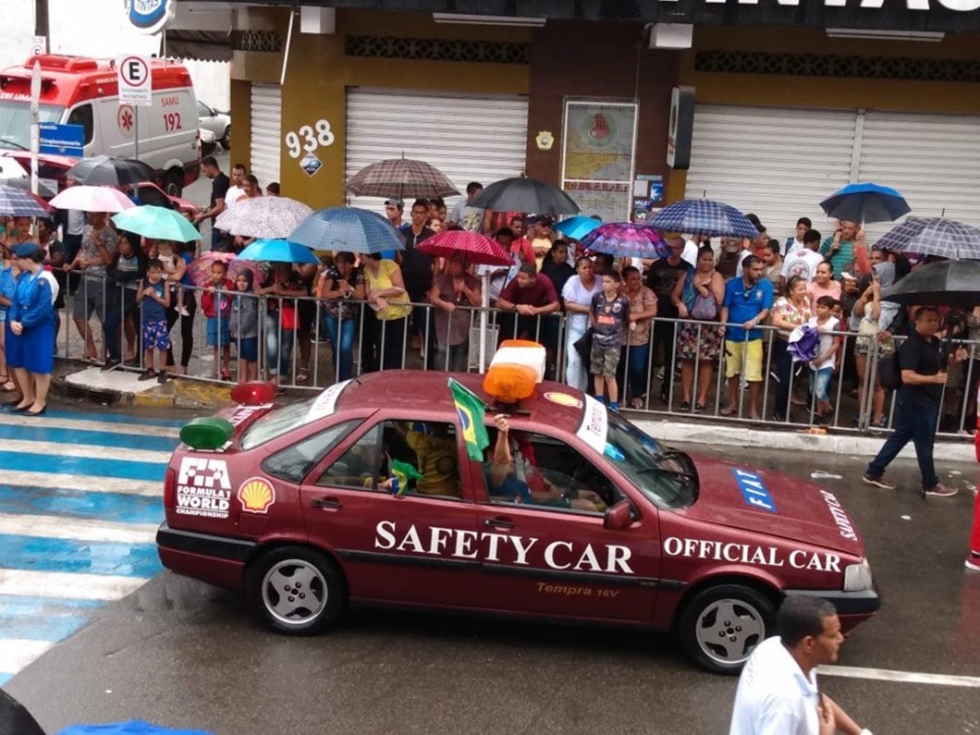 Tempra Safety Car de 93 voltará à Interlagos com cosplay de Ayrton Senna saudando a torcida Fiat Tempra Safety Car 93