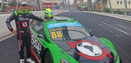 Beto Monteiro acelera Stock Car na avenida principal de Osasco com carro do Grupo Universal Automotive Systems