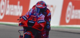 Bagnaia vence no Algarve em GP encerrado por bandeira vermelha; Quartararo cai
