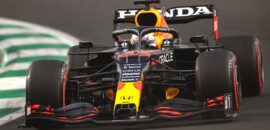 Caixa de câmbio de Verstappen não foi danificada na batida