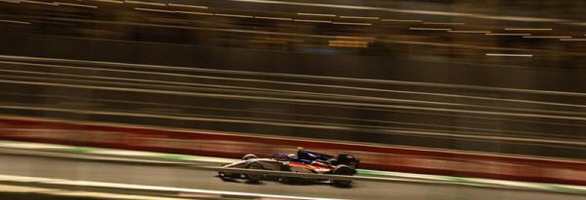 Carros da Fórmula 2 alcançam os 300 km/h em veloz pista árabe