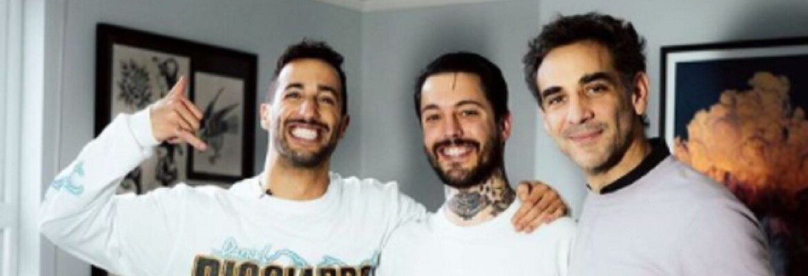 Abiteboul cumpre promessa e faz tatuagem por pódio de Ricciardo no GP de Eifel da F1 Abiteboul cumpre promessa e faz tatuagem por pódio de Ricciardo no GP de Eifel da F1
