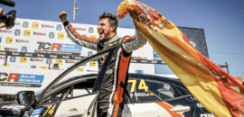 Pepe Oriola sobe no pódio atrás de Fabricio Pezzini e é campeão do TCR South America