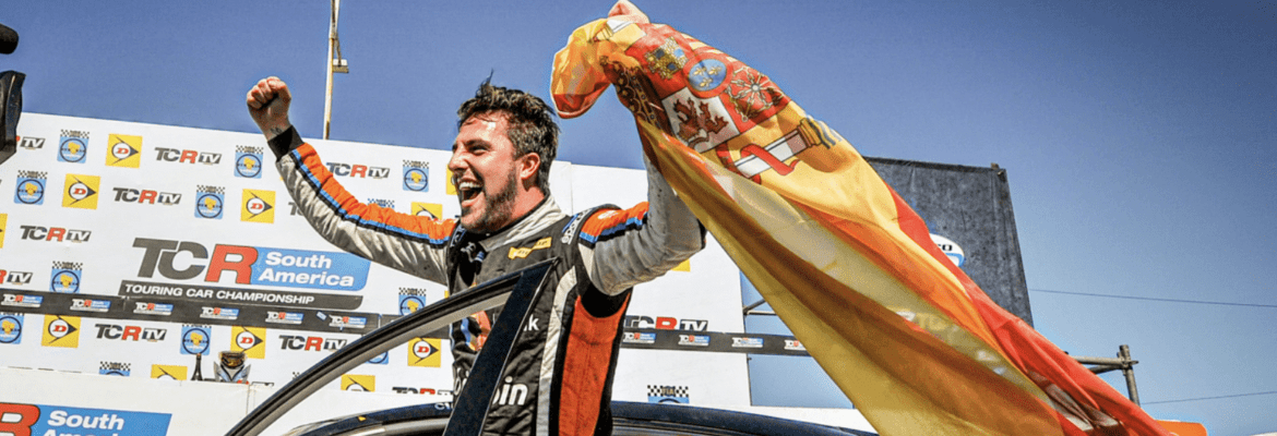 Pepe Oriola sobe no pódio atrás de Fabricio Pezzini e é campeão do TCR South America