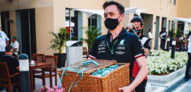 Foto: Mercedes dá presente para Alfa Romeo com kit de cuidados para Bottas