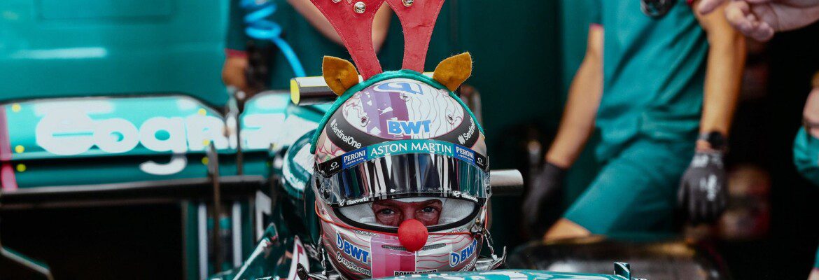 Foto: pilotos usam testes da F1 para entrar no clima natalino com capacetes temáticos